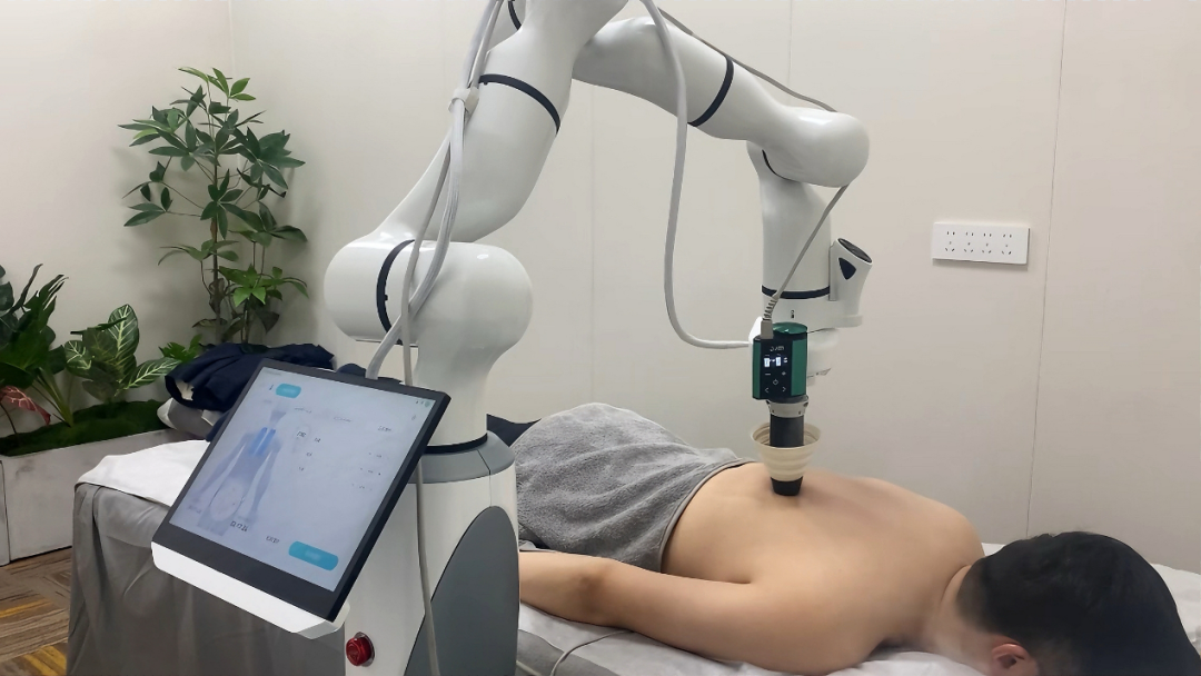 “灵枢”机器人在理疗按摩 图片
