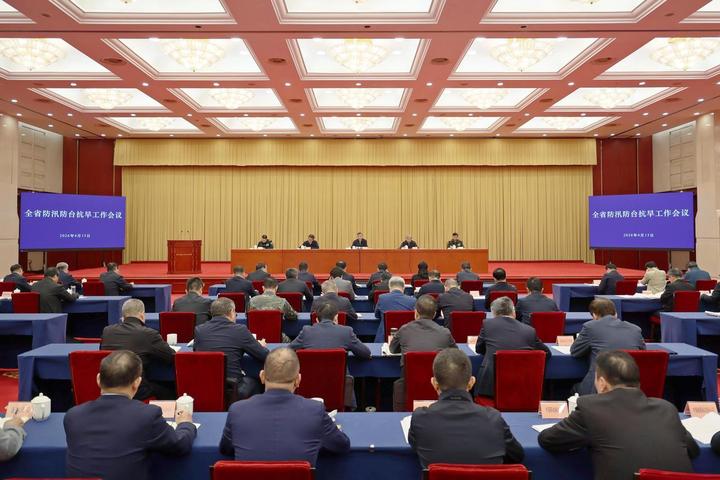 全省防汛防台抗旱工作会议13日下午召开。省委副书记、省长、省防指指挥长刘捷出席会议并讲话。潮新闻记者 陆乐 摄