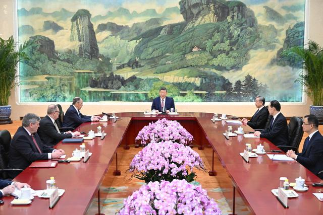 4月15日上午,国家主席习近平在北京人民大会堂会见俄罗斯外长拉夫罗夫。新华社记者 燕雁 摄