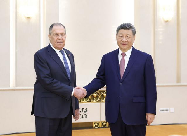 4月15日上午,国家主席习近平在北京人民大会堂会见俄罗斯外长拉夫罗夫。新华社记者 黄敬文 摄