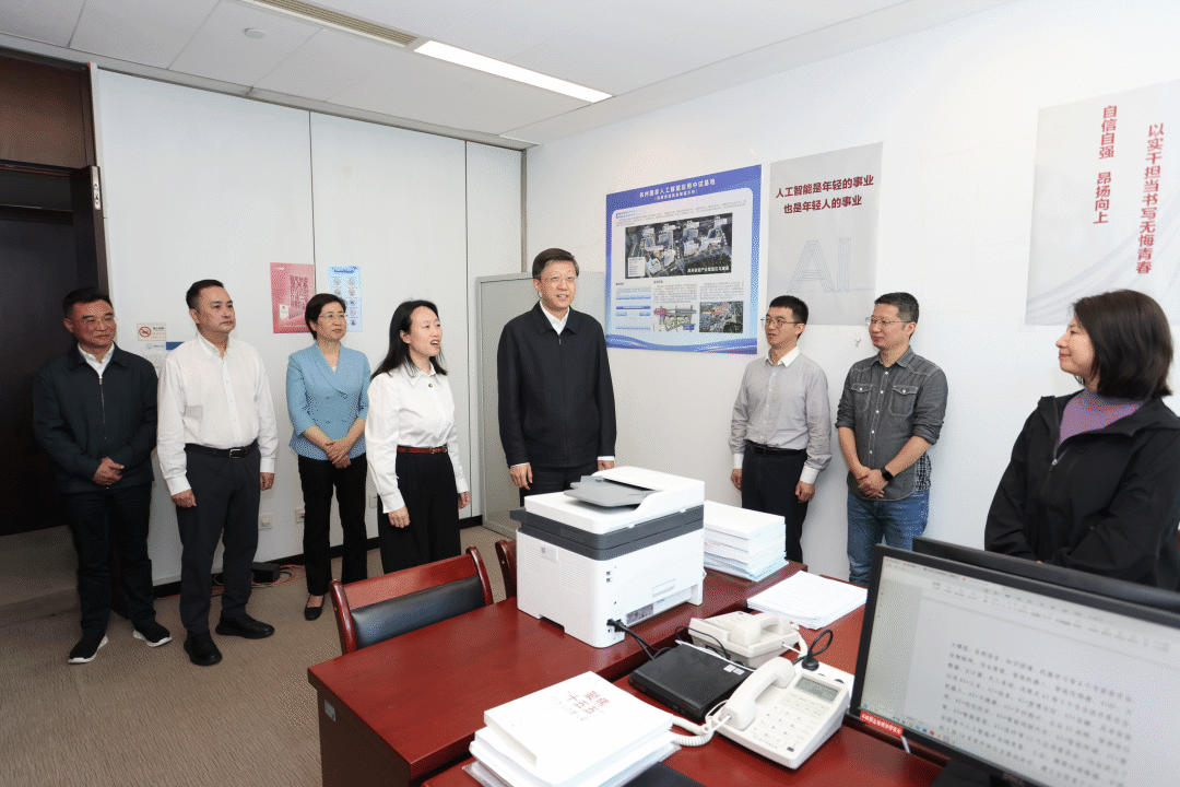 9日,省委常委、市委书记刘非赴市发改委调研。这是刘非与人工智能创新发展工作专班人员交流。 图片