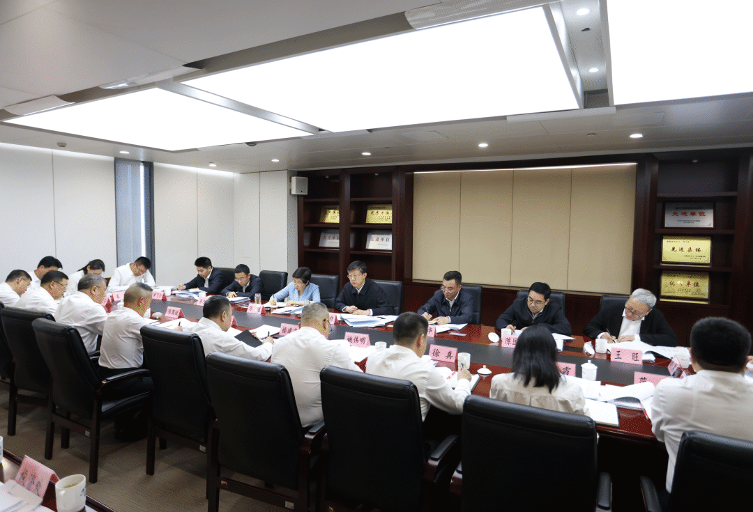 9日,省委常委、市委书记刘非赴市发改委调研。这是刘非主持召开座谈会,听取市发改委相关工作情况汇报。 图片