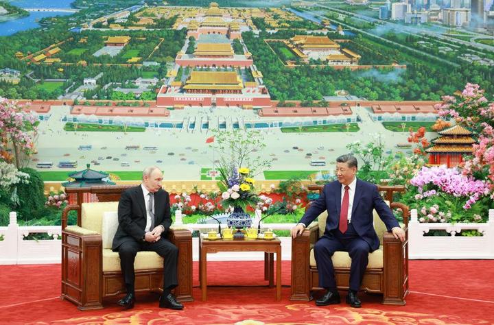 5月20日晚,国家主席习近平在北京人民大会堂同俄罗斯总统普京举行茶叙。新华社记者 丁海涛 摄