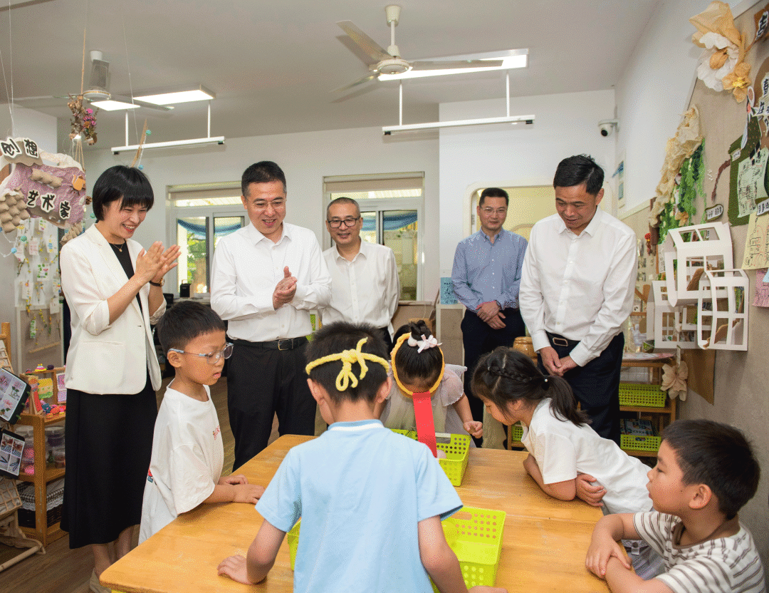 6月1日,市委副书记、代市长杜旭亮来到拱墅区新华实验幼托园,与大家共度“六一”、喜迎节日。 图片