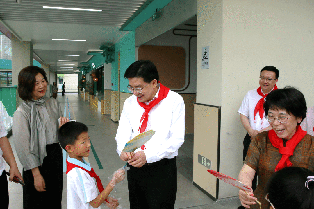 市委副书记马小秋来到萧山区文渊实验小学,与大家共度“六一”、喜迎节日。 图片
