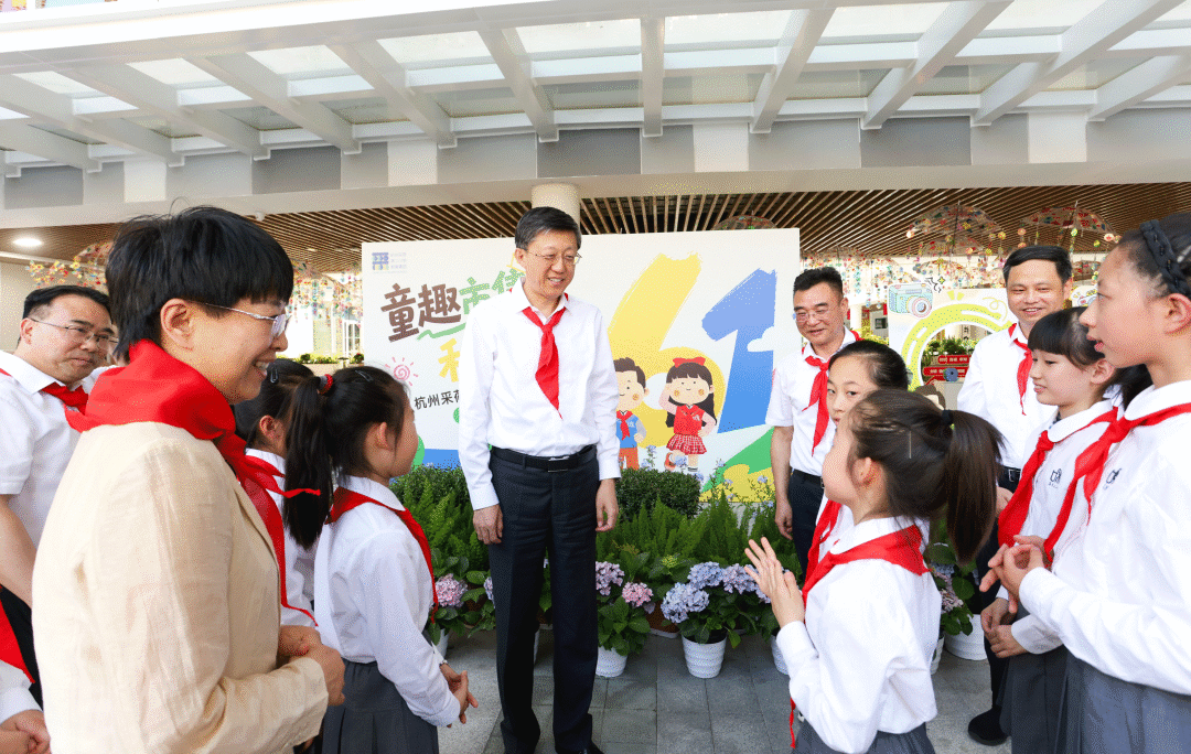 6月1日,省委常委、市委书记刘非来到杭州采荷第二小学教育集团未来学校,与大家共度“六一”、喜迎节日。 图片