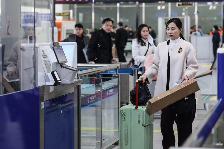 2026年3月12日,朝鲜籍旅客在丹东站通关。新华社记者 潘昱龙 摄