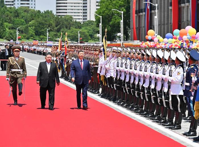 当地时间6月8日中午,朝鲜劳动党总书记、国务委员长金正恩在平壤金日成广场为中共中央总书记、国家主席习近平举行盛大欢迎仪式。这是习近平在金正恩陪同下,检阅朝鲜人民军三军仪仗队。