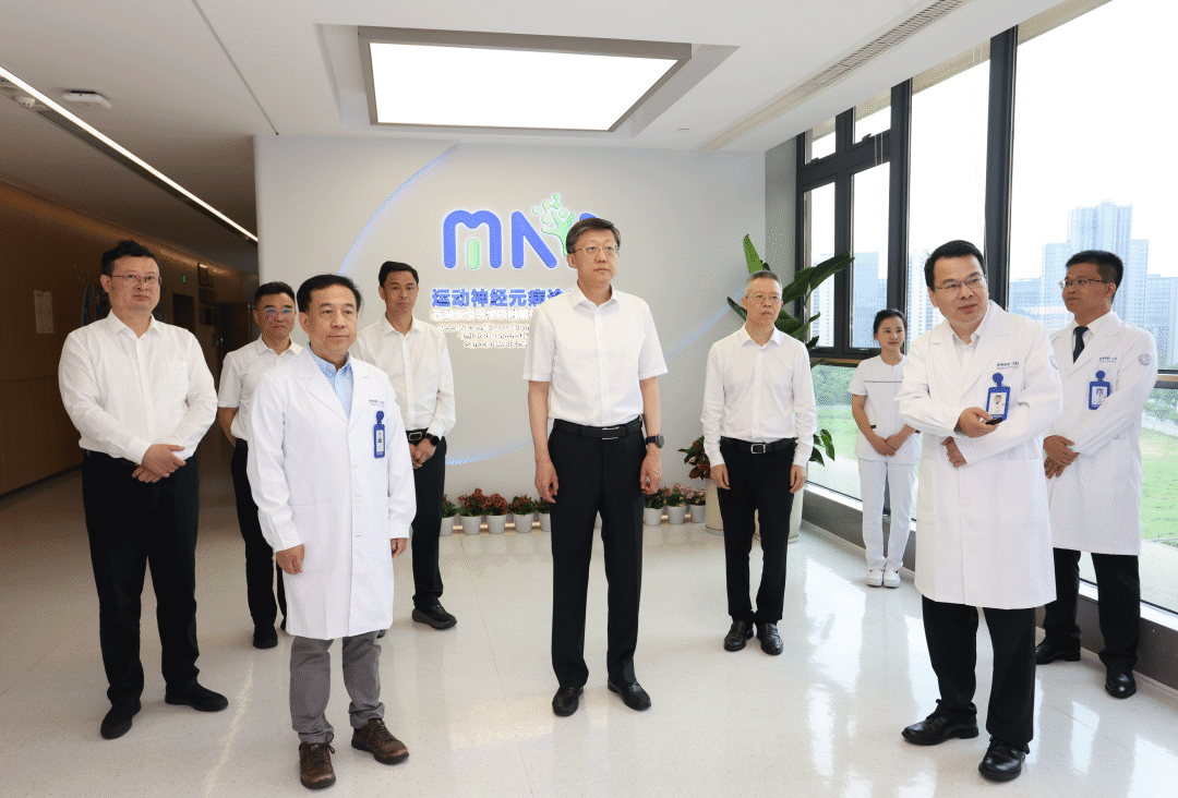 8日,省委常委、市委书记刘非专题调研健康杭州建设工作。这是刘非在杭州市第一人民医院城北院区,考察医院运动神经元病(渐冻症)诊疗中心、脑机接口与神经调控病房,与医生团队和患者交流。 图片