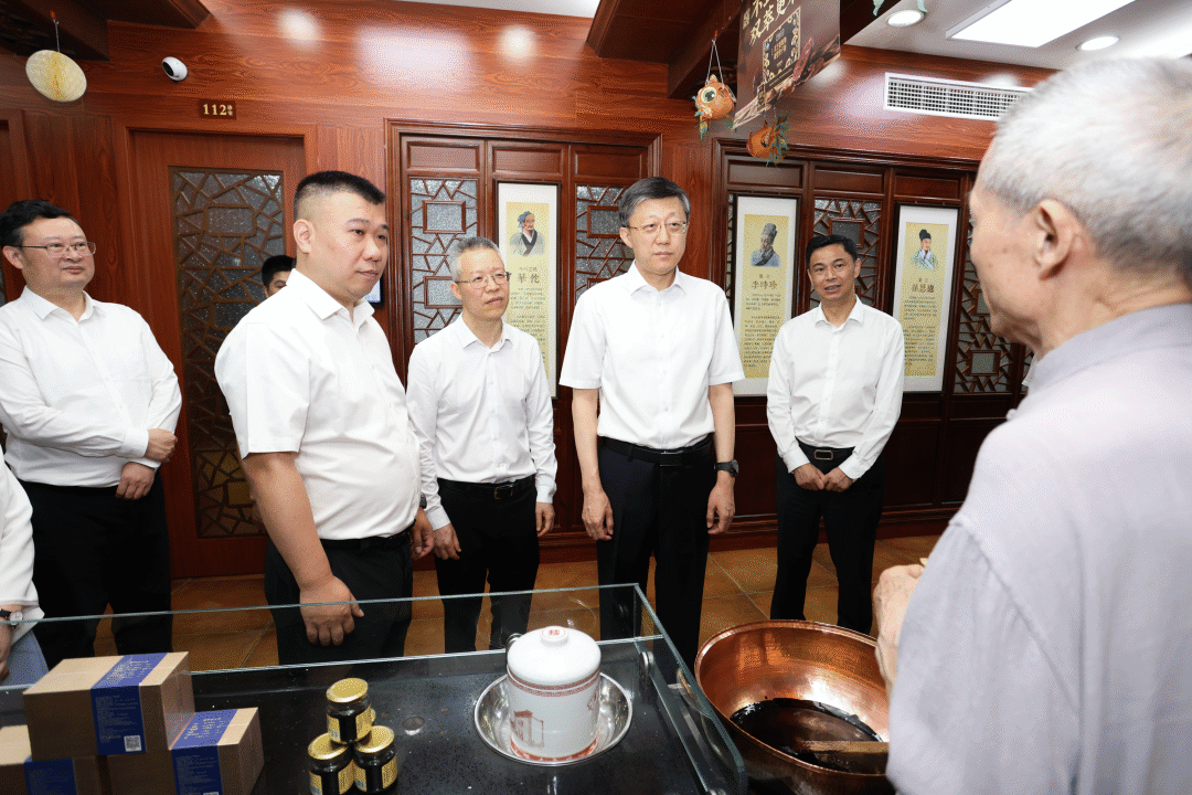 8日,省委常委、市委书记刘非专题调研健康杭州建设工作。这是刘非在方回春堂、大运河国医馆等中医药馆,了解中医药传承创新发展情况。 图片
