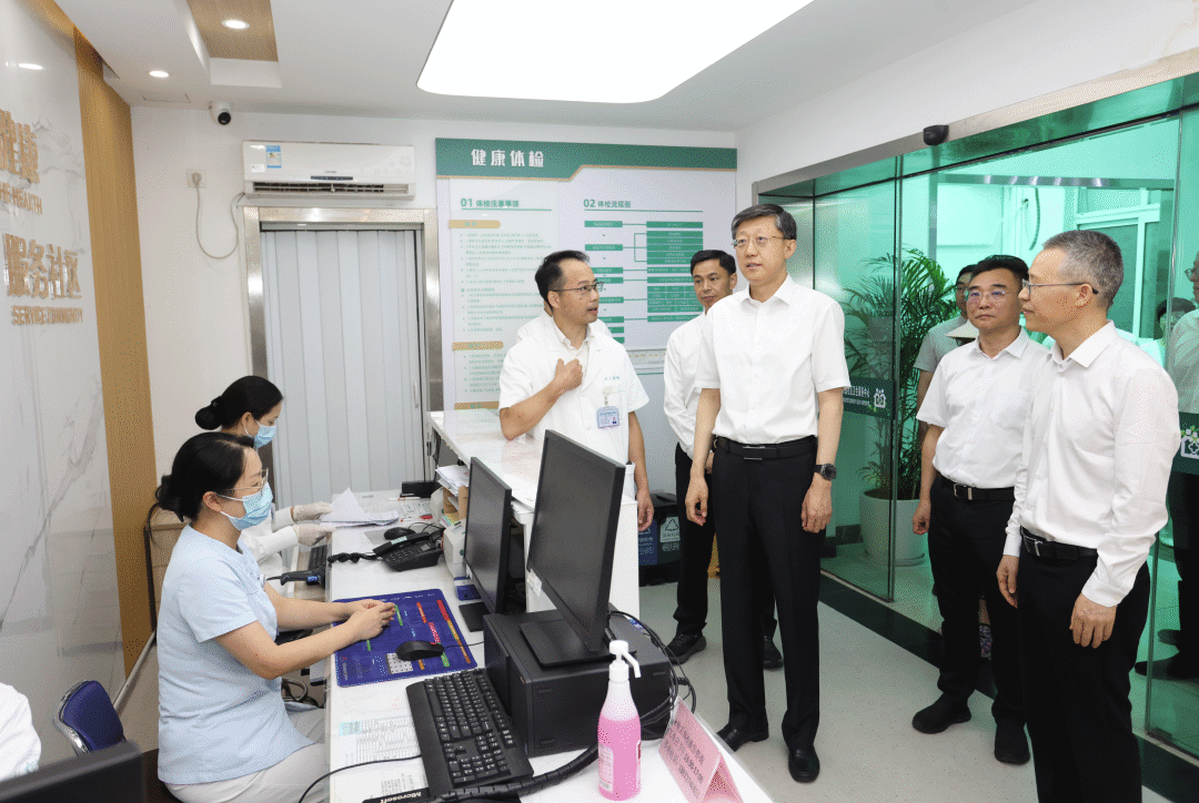 8日,省委常委、市委书记刘非专题调研健康杭州建设工作。这是刘非在长庆潮鸣街道社区卫生服务中心开展循迹溯源,考察慢病一体化门诊、医疗体检服务中心、中医保健养生馆,了解中心为居民提供健康服务情况。 图片