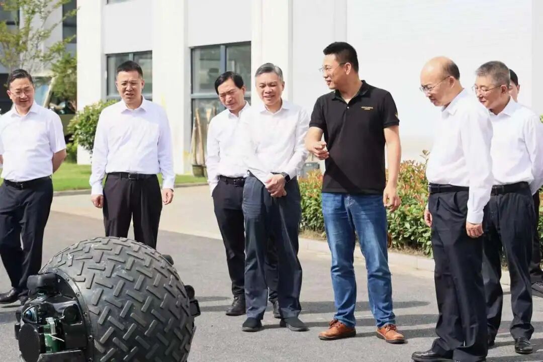9日下午,省委副书记、省长刘捷在杭州专题调研科技创新和产业创新深度融合工作。图为刘捷来到逻腾科技,了解企业研发生产及产品销售等情况。 图片