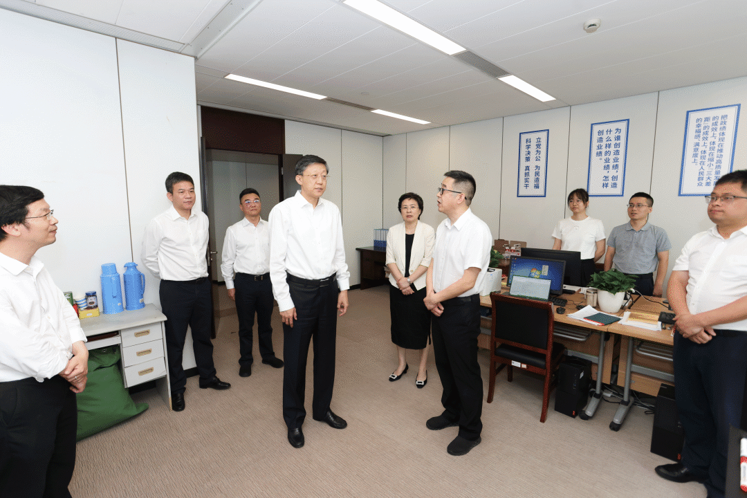 16日,省委常委、市委书记刘非赴市委组织部调研。这是刘非与市级层面树立和践行正确政绩观学习教育工作专班和部分职能处室干部交流。 图片
