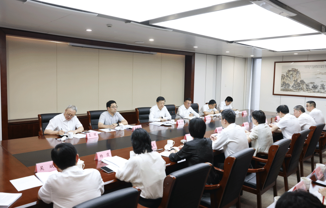 16日,省委常委、市委书记刘非赴市委组织部调研。这是刘非在听取市委组织部工作汇报。 图片