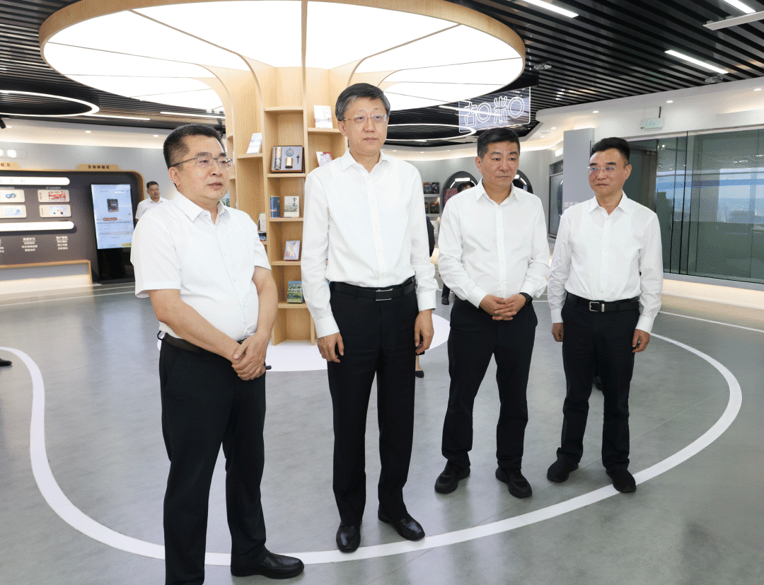 17日上午,省委常委、市委书记刘非专题调研文化“新三样”高质量发展高水平出海工作,听取企业的意见和诉求。这是刘非在咪咕数字传媒有限公司听取企业网文出海业务布局、AI赋能内容翻译与本地化等情况介绍。 图片