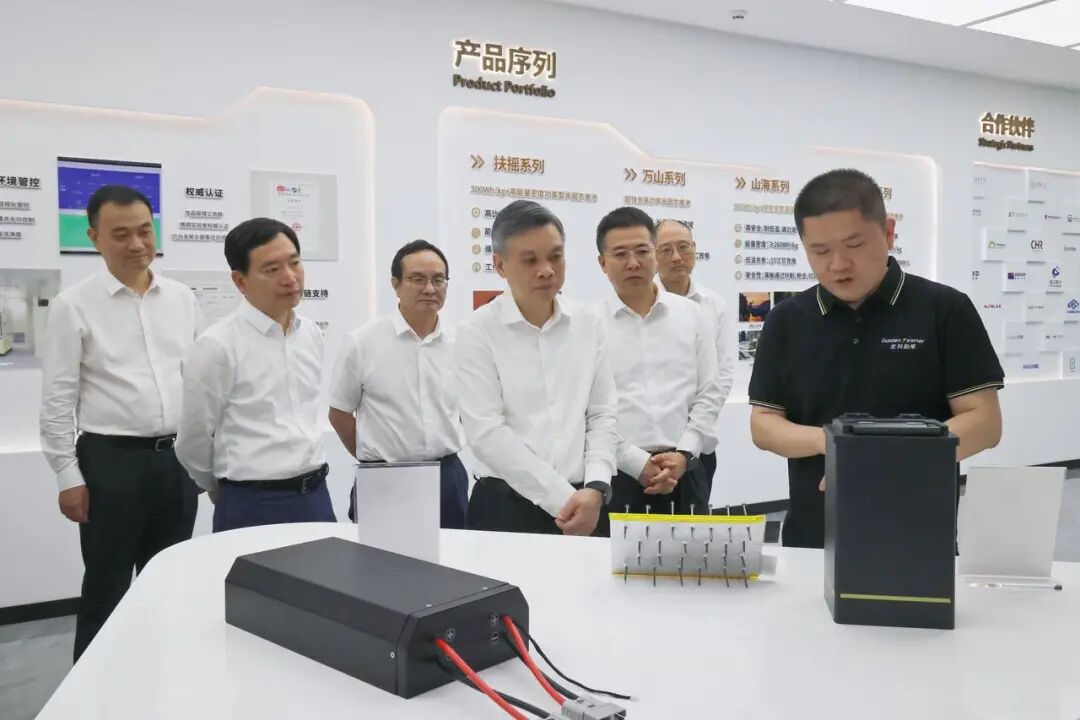 23日下午,省委副书记、省长刘捷在杭州专题调研人工智能创新发展工作。图为刘捷来到金羽新能,实地察看企业在研发侧、生产侧、使用侧强化人工智能赋能有关情况。 图片
