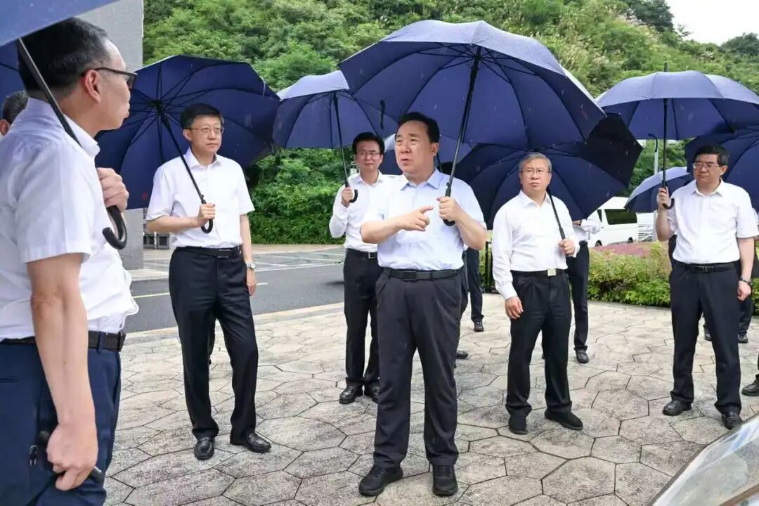 7月2日上午,省委书记王浩在杭州检查指导防汛和电力迎峰度夏工作。 图片