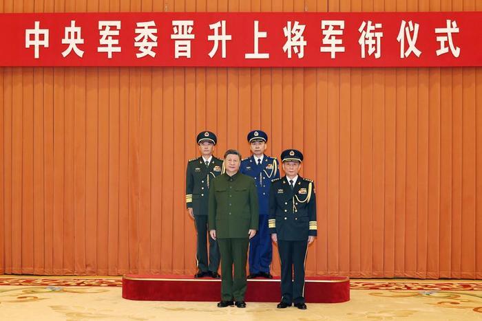 7月3日,中央军委晋升上将军衔仪式在北京八一大楼举行。中央军委主席习近平出席晋衔仪式。这是习近平等领导同志同晋升上将军衔的军官合影。