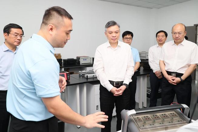 2日,省委副书记、省长刘捷在绍兴调研。图为刘捷来到深检集团浙江公司,走进实验室,详细了解企业通过提供计量、标准、检验、检测、认证等服务,为当地产业赋能的有关情况。潮新闻记者 陆乐 摄