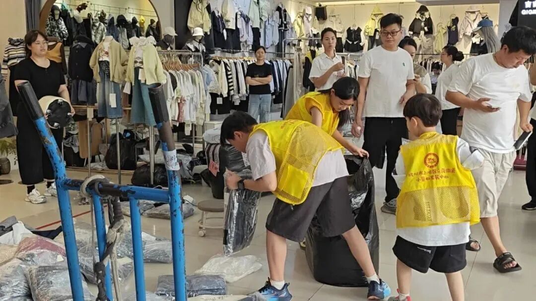 △暑期,市场从业人员的“小候鸟”在服装市场体验拉包工生活 图片