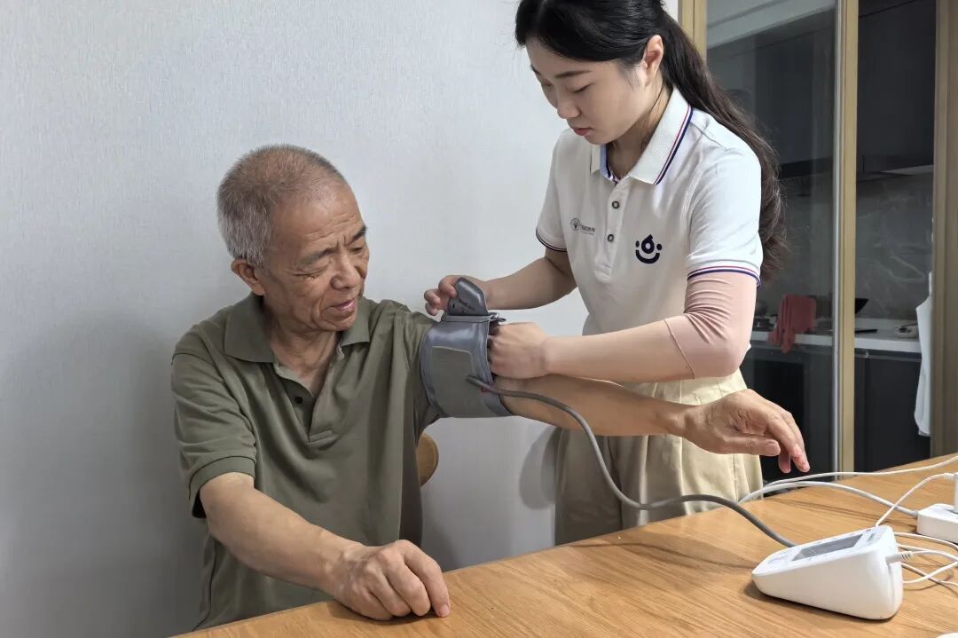 康养管家上门为老人提供基础健康监测服务 图片