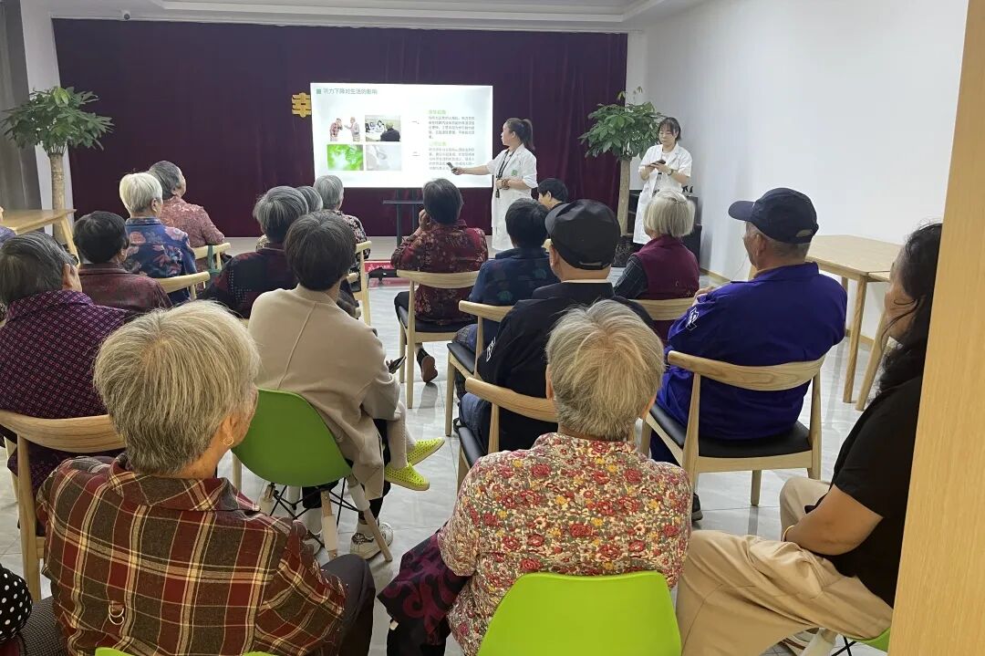 康养管家团队为老人讲解健康管理知识 图片