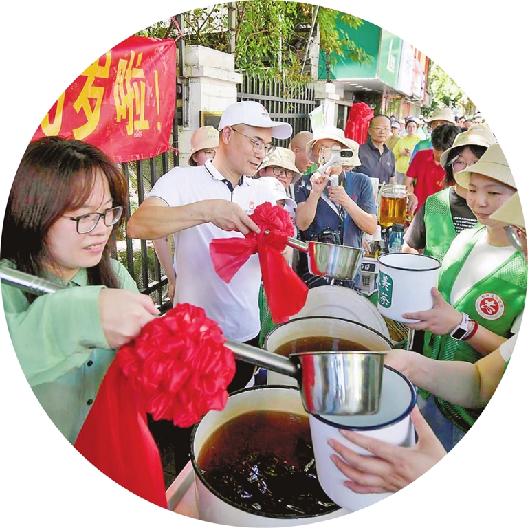 “最美凉茶摊”已坚守49年。记者 李忠 摄