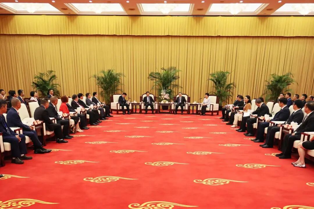 17日,省委副书记、省长刘捷在杭州会见了由中国侨联党组书记、主席王灵桂率领的第十一届世界华侨华人社团联谊大会赴浙江参访代表团一行。 图片