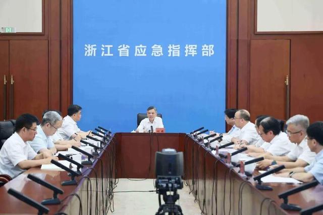 6日下午,省委副书记、省长刘捷来到省防汛防台应急指挥中心,主持召开台风“白海豚”防御工作会商会议。