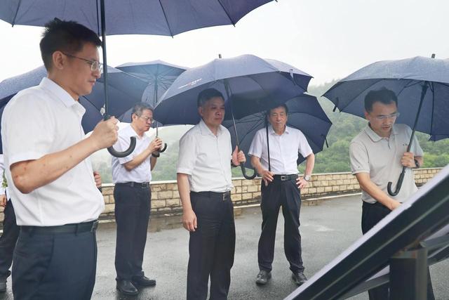 10日下午,省委副书记、省长刘捷前往湖州市、嘉兴市,现场检查调度防台工作。图为刘捷来到湖州对河口水库,了解当地雨情水情等情况。潮新闻记者 陆乐 摄