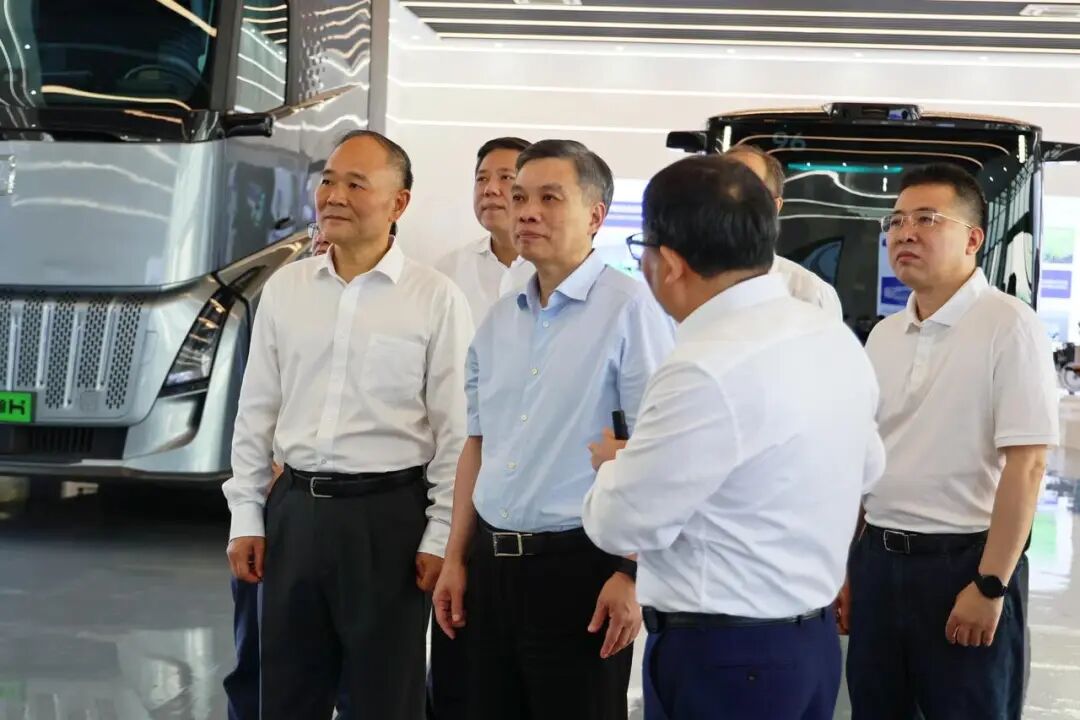 12日,省委副书记、省长刘捷在杭州专题调研新能源汽车企业发展情况。图为刘捷来到杭州醇氢电动新能源商用车有限公司,听取产品研发及推广情况介绍。