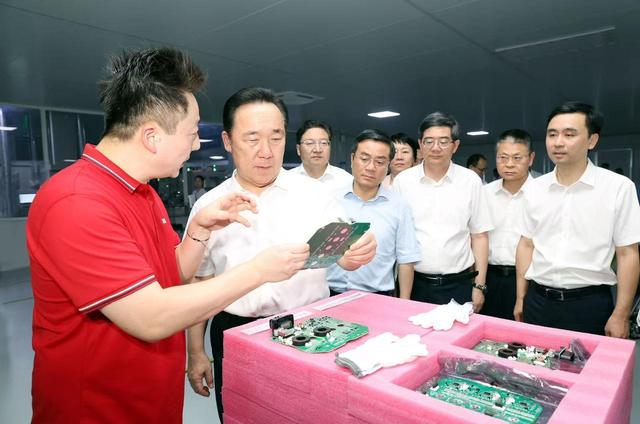 8月17日,省委书记王浩在绍兴调研项目建设。潮新闻记者 魏志阳 摄