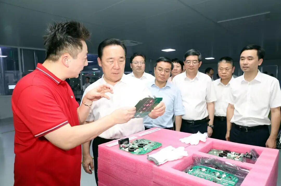 8月17日,省委书记王浩在绍兴调研项目建设。