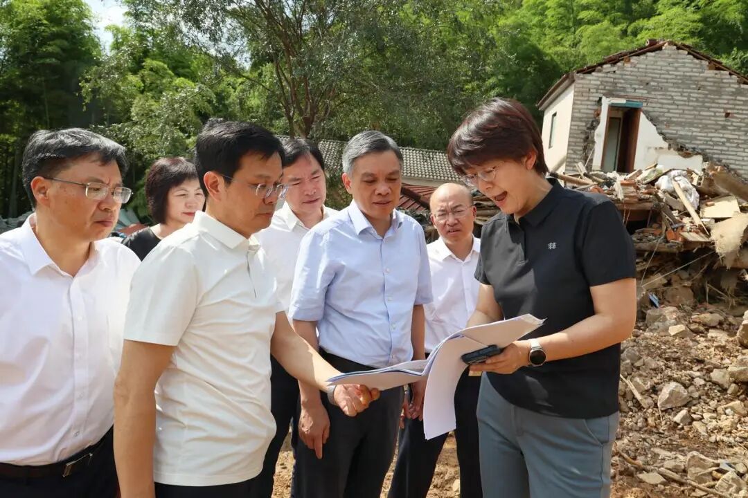 19日,省委副书记、省长刘捷前往湖州市长兴县,看望慰问受灾群众并检查指导灾后恢复工作。