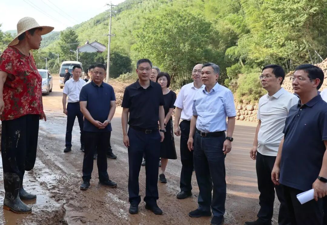 19日,省委副书记、省长刘捷前往湖州市长兴县,看望慰问受灾群众并检查指导灾后恢复工作。