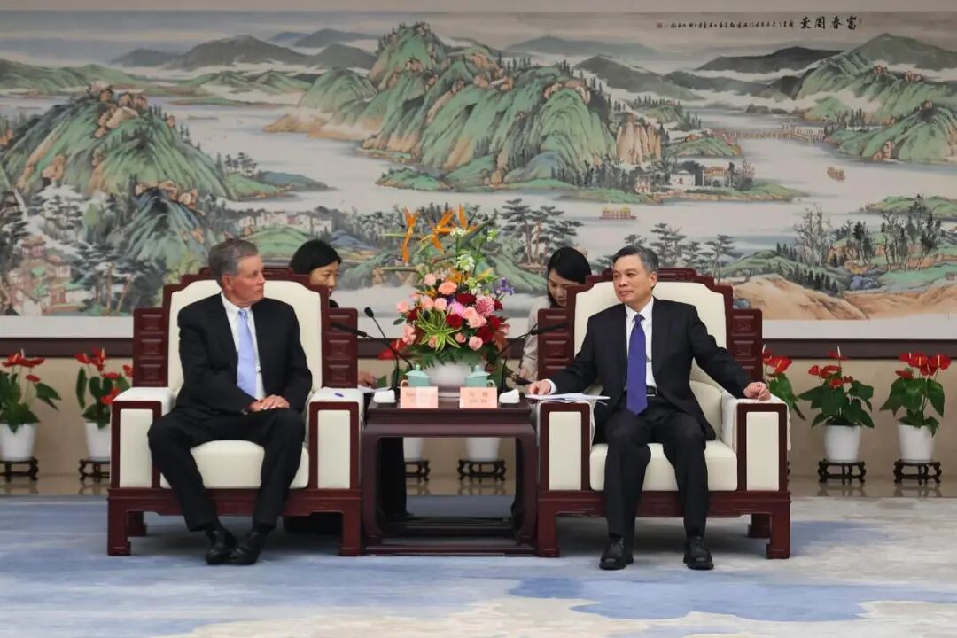 28日下午,省长刘捷在杭州会见了美国联邦参议员戴安斯一行。