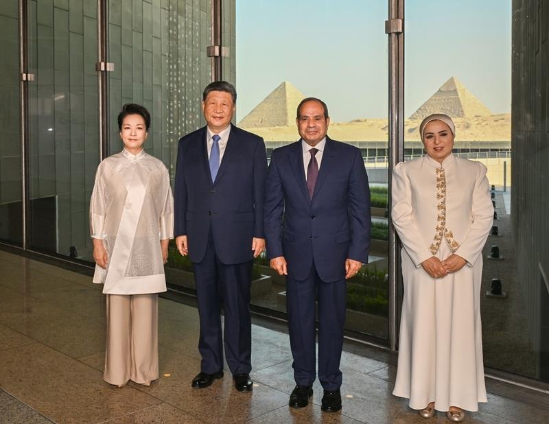 △当地时间9月2日,习近平主席和夫人彭丽媛在塞西总统和夫人依缇萨尔陪同下参观大埃及博物馆。