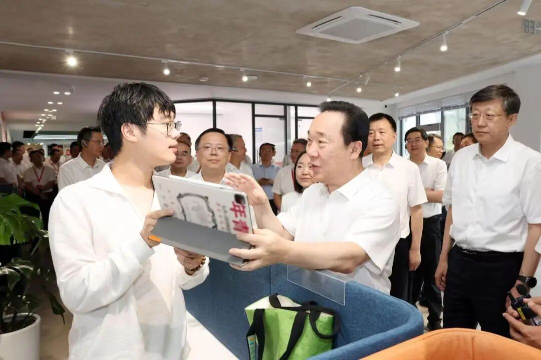 9月4日上午,省委书记王浩带队在衢州市柯城区、常山县考察调研,详细了解助推城乡融合发展等创新做法和成效。