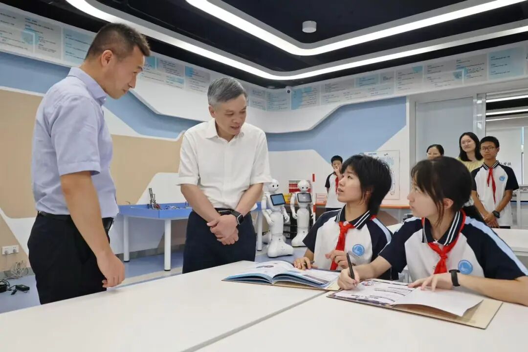 9月7日下午,省委副书记、省长刘捷来到杭州市保俶塔实验学校,了解学校办学情况,看望慰问教师代表。