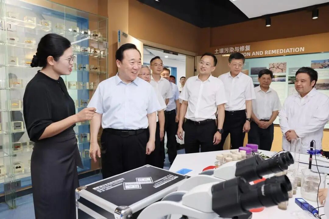 9月7日下午,省委书记王浩来到萧山中学科学馆、教学中心,观摩特色课程教学,看望慰问教师代表。