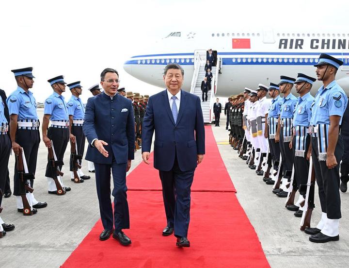 当地时间9月12日中午,国家主席习近平乘专机抵达新德里,应印度总理莫迪邀请,出席金砖国家领导人第十八次会晤。习近平抵达新德里帕拉姆空军基地时,印度政府高级官员热情迎接。