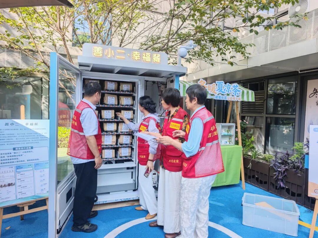 志愿者为“善小二·幸福餐”取餐柜上货