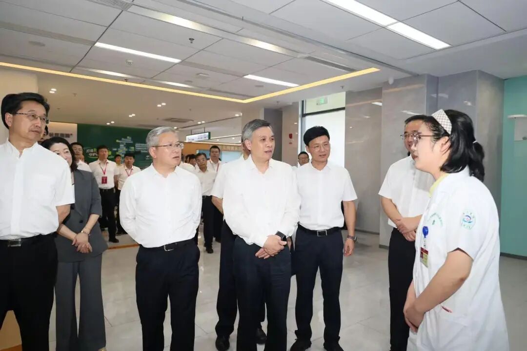 9月17日下午,省委副书记、省长刘捷带队在舟山市临城街道社区卫生服务中心考察。 潮新闻记者 陆乐 摄