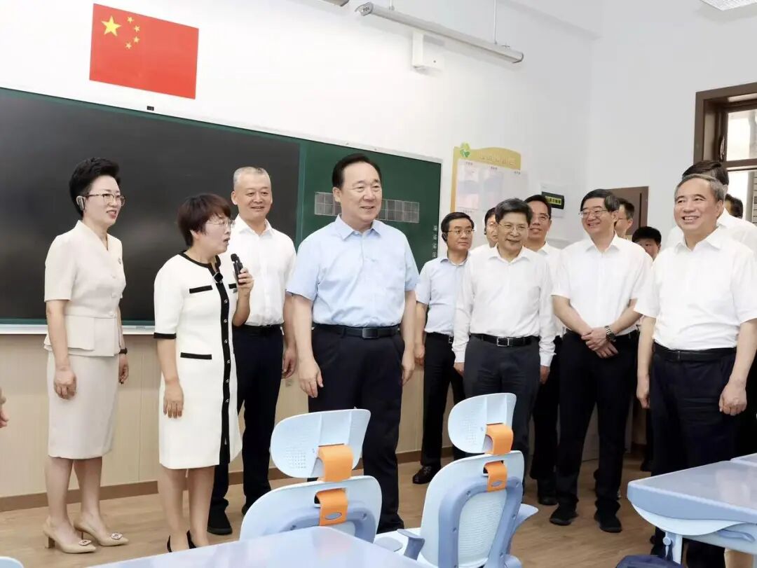 9月17日下午,省委书记王浩带队到舟山第二小学北校区考察,了解学校在聚焦“小切口、大民生”,推动教育资源优质均衡的创新做法和成效。潮新闻记者 魏志阳 摄
