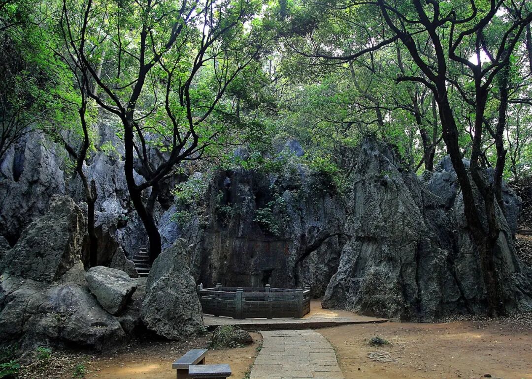 凤凰山月岩石