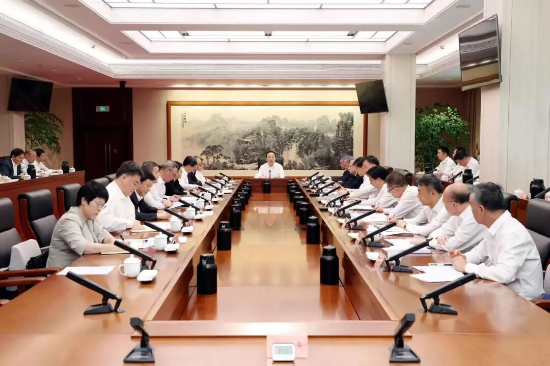 10月8日上午,省委常委会召开会议。省委书记王浩主持会议并讲话。