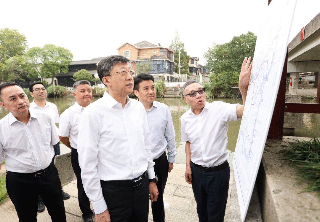 15日上午,省委常委、市委书记刘非调研防汛工作并召开市委专题会议。这是刘非在西塘河沿线实地踏看河道现状。