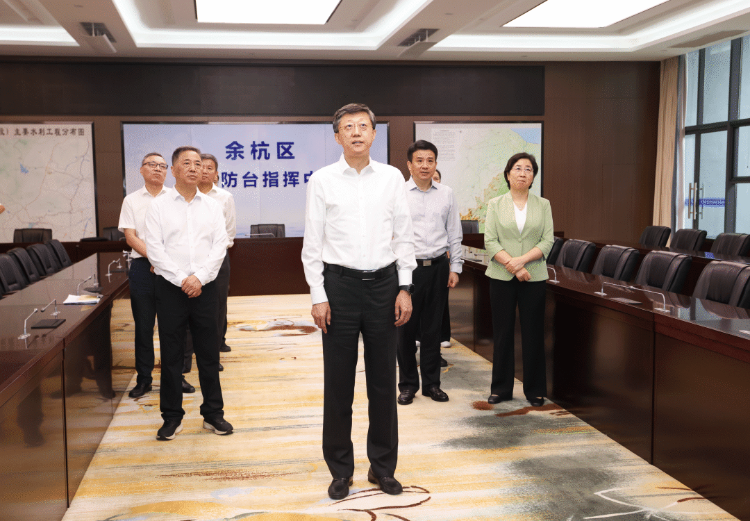 15日上午,省委常委、市委书记刘非调研防汛工作并召开市委专题会议。这是刘非在余杭区林水局听取流域洪涝风险预测预警数字孪生平台、地灾智防综合指挥平台建设运行情况介绍,了解人工智能赋能防汛防台风工作。