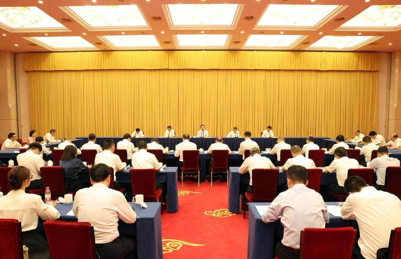 10月20日下午,省委书记王浩主持召开省政协十三届四次会议第309号提案办理工作座谈会。潮新闻记者 魏志阳 摄