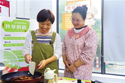 张春云(左)带着侯晓慧一起做红烧肉